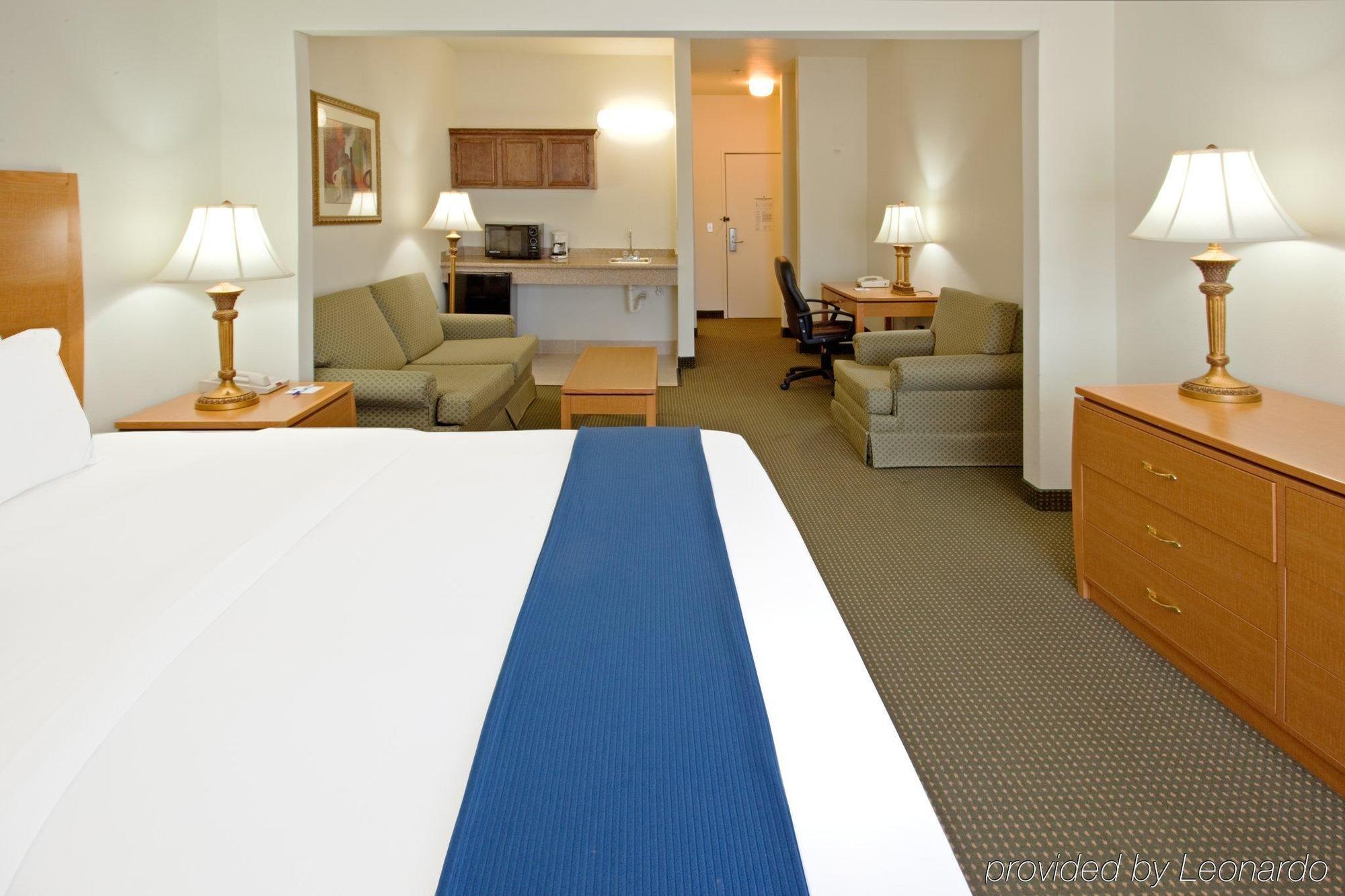 Holiday Inn Express Hotel & Suites Columbus, An Ihg Hotel Room photo
