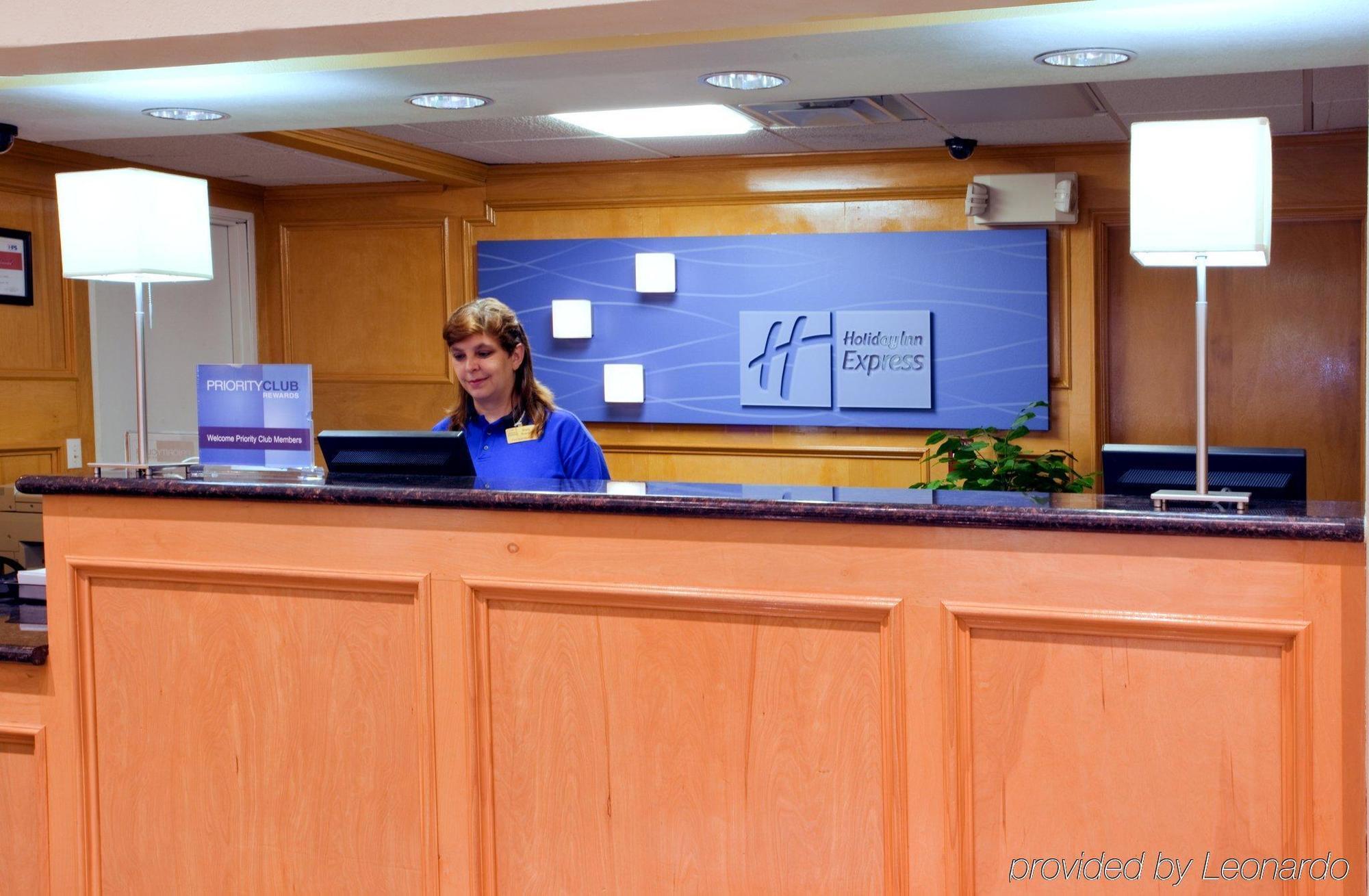 Holiday Inn Express Hotel & Suites Columbus, An Ihg Hotel Interior photo