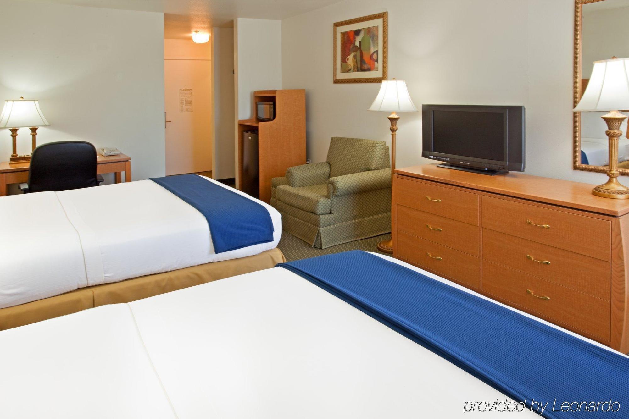 Holiday Inn Express Hotel & Suites Columbus, An Ihg Hotel Room photo